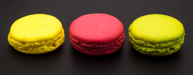 Macarons tricolore sur fond noir