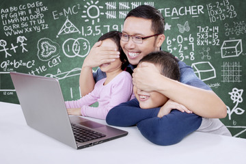 Teacher avoids his students to watch adult content