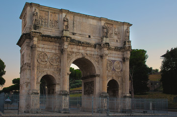 Vista dell' arco di Costantino, che &egrave; un arco trionfale a tre fornici (con un passaggio centrale affiancato da due passaggi laterali pi&ugrave; piccoli), situato a Roma, a breve distanza dal Colosseo.