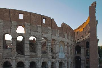 Dettaglio del Colosseo, originariamente conosciuto come Amphitheatrum Flavium. L'edificio poggia su...