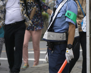 交通を指揮する警察官