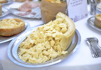 Vassoio con formaggio, grana padano.