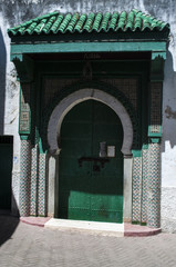 Marocco, Nord Africa: la porta della moschea in piazza Aissawa al centro della medina di Tangeri, città africana sulla costa del Maghreb
