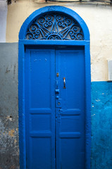 Marocco: una porta nei vicoli di Tangeri, la città della costa del Maghreb famosa per il suo mix di culture, per secoli porta d'accesso dell'Europa all’Africa