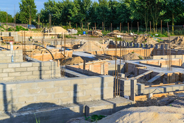   Prace budowlane przy wylewaniu fundamentów. © Senatorek