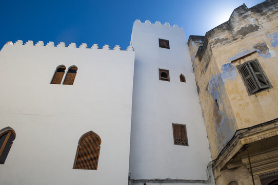 Marocco: i vicoli stretti di Tangeri, la citt&agrave; della costa del Maghreb famosa per il suo mix di culture, per secoli porta d'accesso dell'Europa all'Africa