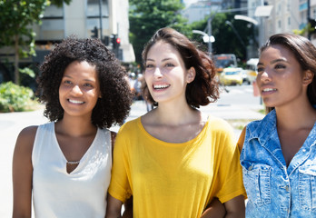 Drei internationale Frauen beim Bummeln