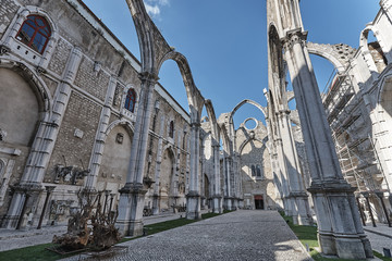 Interior de las Ruinas del Convento do Carmo en Lisboa, Portugal