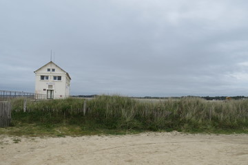 Poste sauvetage et ciel 