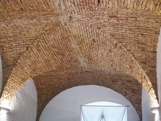 Gewölbe aus Ziegelsteinen leitet die Gebäudelast auf die Mauern ab