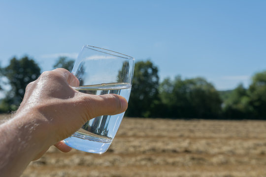 Wasserglas in der Hand halten - Mineralwasser