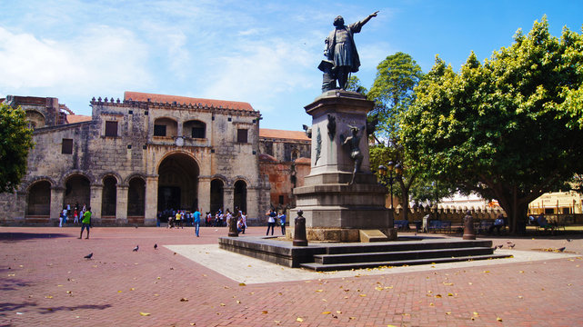 Parque Plaza Col&oacute;n, Bas&iacute;lica Catedral Metropolitana Santa Mar&iacute;a de la Encarnaci&oacute;n Primada de Am&eacute;rica y Monumento a Cristobal Col&oacute;n.