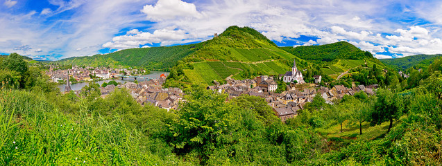 Traben-Trarbach an der Mosel mit Weinbergen und Hunsrück, Rheinland-Pfalz