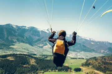 Afwasbaar Fotobehang Luchtsport Paraglider staat op de paraplane-strops - stijgend vliegmoment