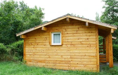 Fototapeta na wymiar bungalow en bois, chalet de camping