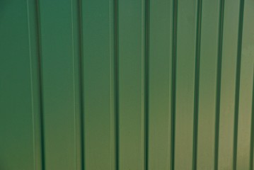 зелёный фон из части железной стены ограждения 