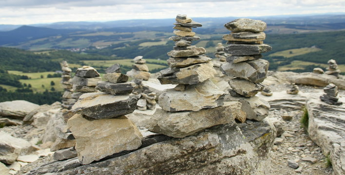 vue en haut du mont gerbier-de-jonc,empilement de galets 
