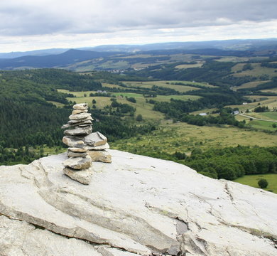 vue en haut du mont gerbier-de-jonc,empilement de galets 