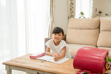 リビングで勉強をする女の子