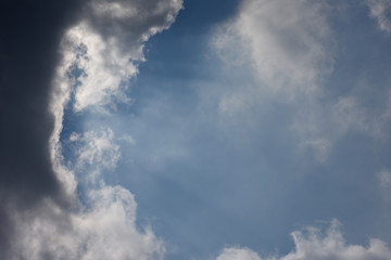太陽の日差しと青空と雲（未来を導く、力を注ぐ、未来を拓くなどのイメージ）雲や空などにタイトルスペース