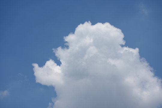 青空と雲「空想・雲のモンスター（顔のイメージ）」確信、見つめる、存在感、力強い、父性などのイメージ © Ryuji