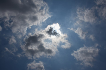 Obraz premium 雲から透けて見える太陽「空想・雲のモンスター（太陽が目）馬や犬などのイメージ」天翔ける、未来をつかむ、天国、降臨、紫外線防止などイメージ