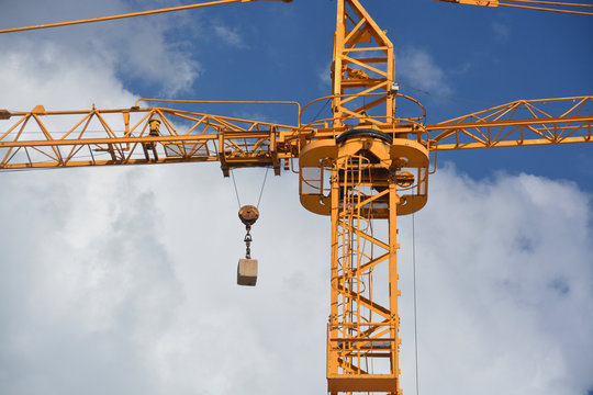 gr&uacute;a elevadora amarilla 