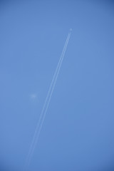 青空を縦断する飛行機雲（未来を開拓する、未来を拓く、旅立ち、旅行、夢の実現、可能性などのイメージ）
