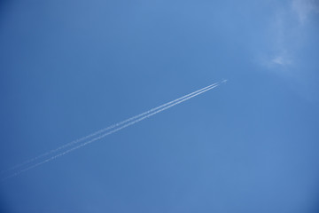 飛行機雲と青空（旅立つ、見送る、果てしなく、成功、企業の成功、続投、想い出などのイメージ