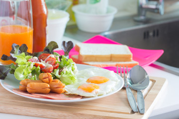  Breakfast with fried eggs, bacon, sausages, toasts and fresh salad