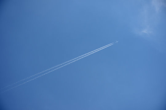 飛行機雲と青空（旅立つ、見送る、果てしなく、成功、企業の成功、続投、想い出などのイメージ