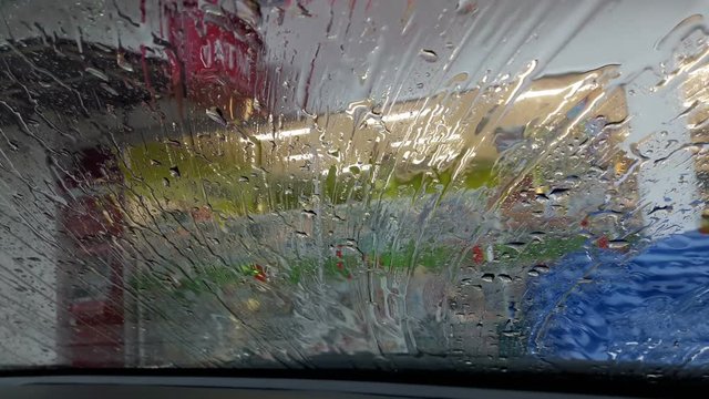 Rainwater flows through the windshield in the rainy season.