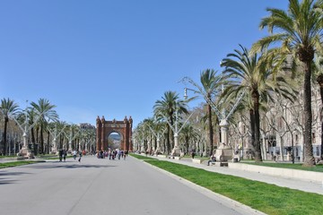 Fototapeta na wymiar Triumphal arch on the Boulevard in Barcelona.