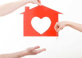Obraz premium Enamoured young marriage with house and keys.