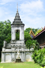 Fototapeta premium WAT KHANON TEMPLE in Ratchaburi province, Thailand or Beautiful architecture of temple Wat Khanon, Ratchaburi, Thailand