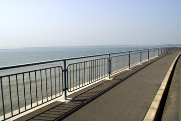 Obraz premium 海岸道路のフェンス