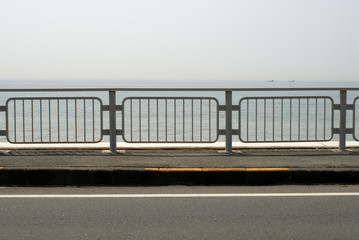 海岸道路のフェンス