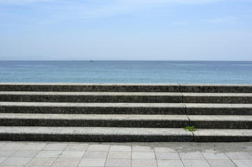 Fototapeta na wymiar 海への階段