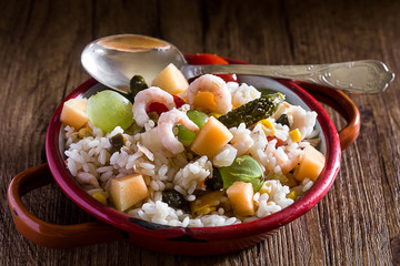 summer rice salad with shrimps, melon and grapes