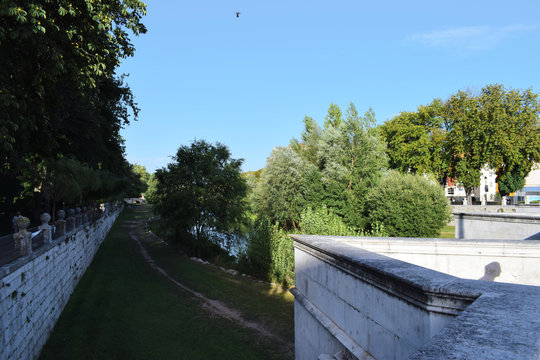 Ribera del r&iacute;o al paso por una ciudad. 