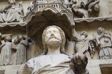 Details et statues de la cathedrale de Reims en France