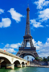 Fototapeta na wymiar View of Eiffel tower and river