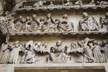 Details et statues de la cathedrale de Reims en France