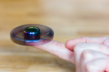 ein exklusiver Fidget Spinner aus Metall dreht sich schnell auf einer Hand