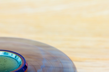 ein exklusiver Fidget Spinner aus Metall dreht sich schnell und liegt auf Holz