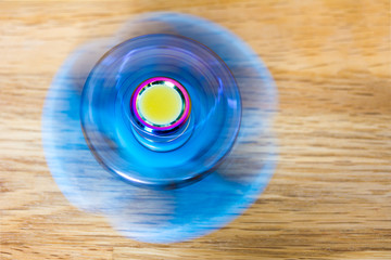 zwei Fidget Spinner liegen übereinander und drehen sich sehr schnell