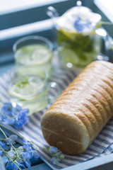 トヨ型パンとハーブティ