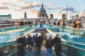  Londen en St Paul Cathedral met wazige mensen © william87