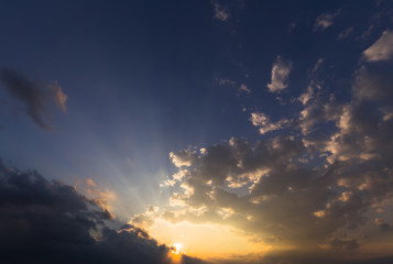 雲の合間の太陽