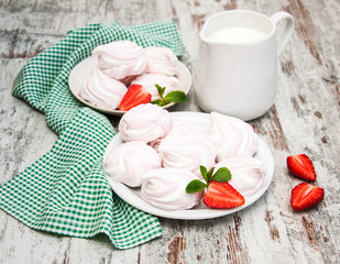 Marshmallows with strawberries